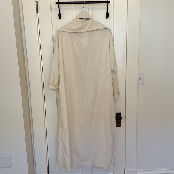 Hackwith Design House oversized lapel coat - cream silk. - Picture 3 of 4